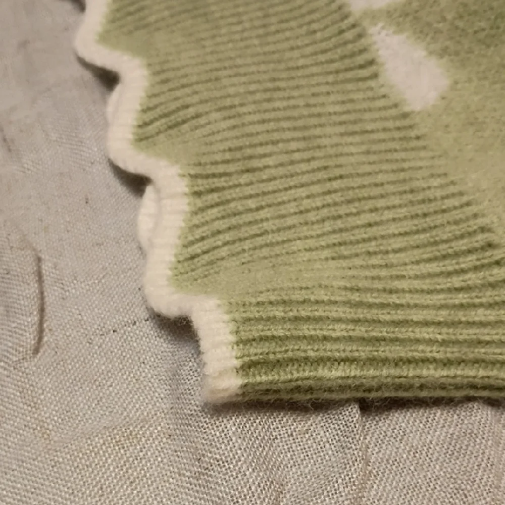 Daisy Pattern V-Neck Sweater - Light Green and White - Picture 3 of 6